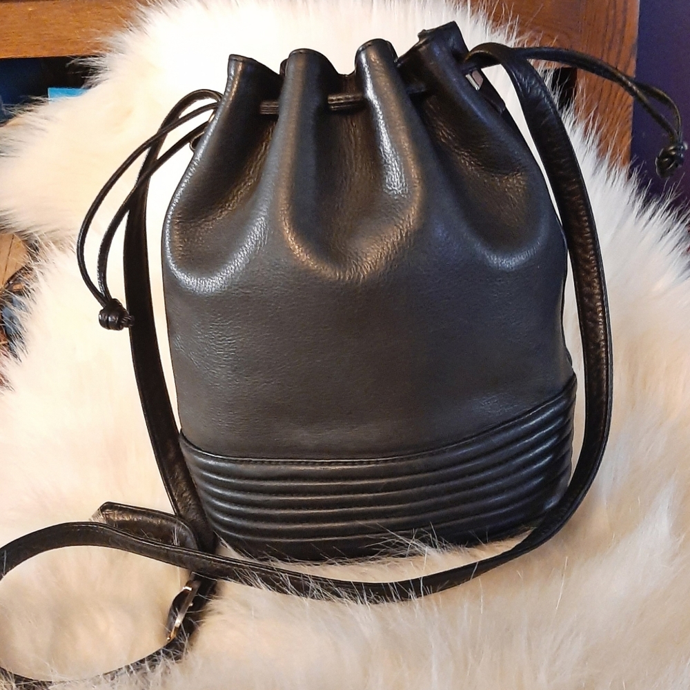 ❤[Chance Encounters] Vintage leather bucket bag.